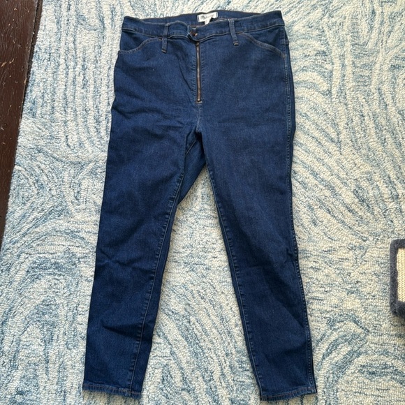 10" High-Rise Skinny Crop Jeans in Macarthur Wash: Exposed Zip Edition 33 - Picture 6 of 10